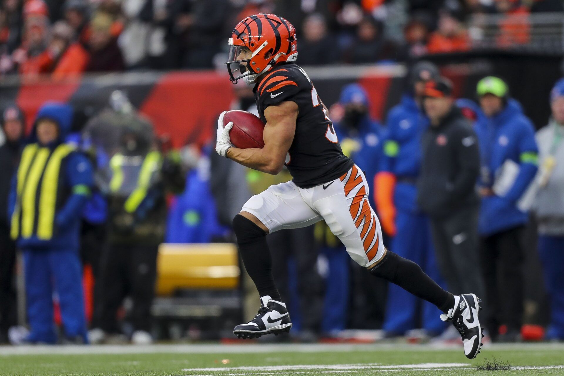 Cincinnati Bengals RB Chase Brown (30) returns a kickoff against the Cleveland Browns.