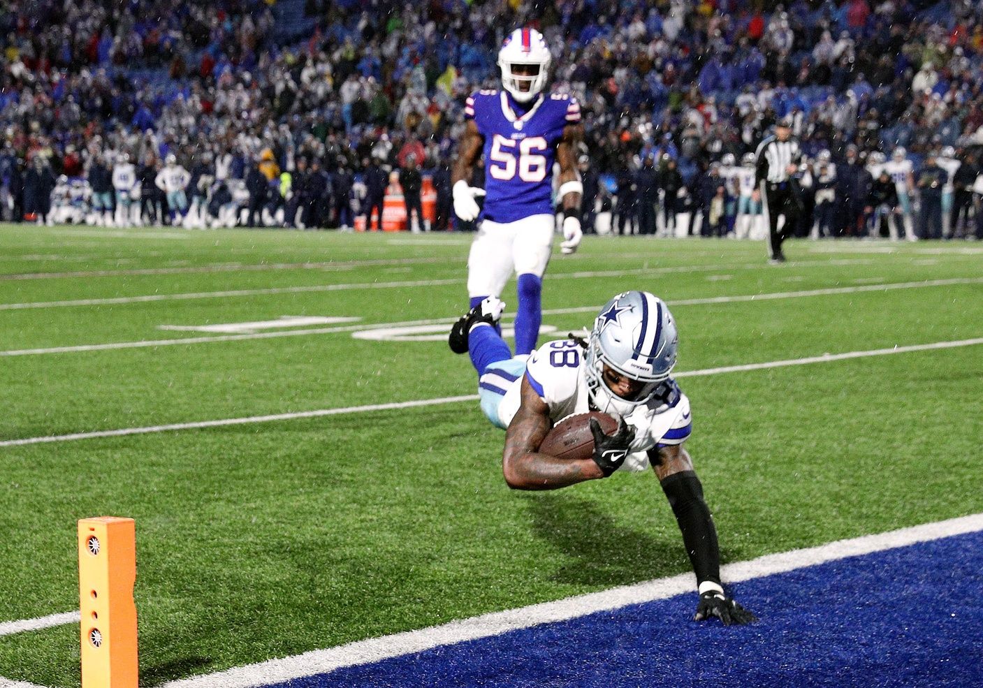 Dallas Cowboys wide receiver CeeDee Lamb (88) dives into the end zone for a a 3-yard rushing touchdown.