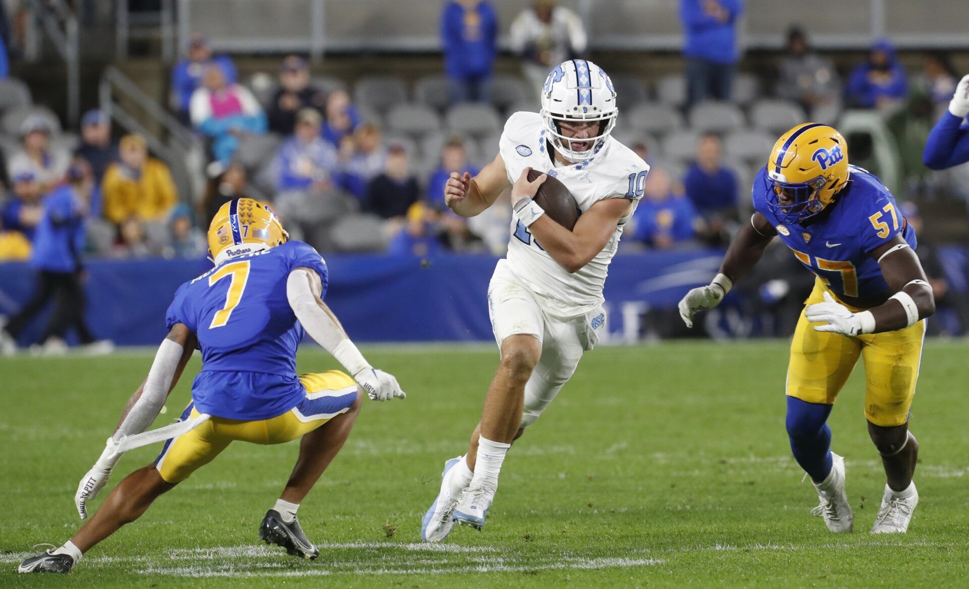 North Carolina Tar Heels QB Drake Maye (10) runs the ball against the Pittsburgh Panthers.