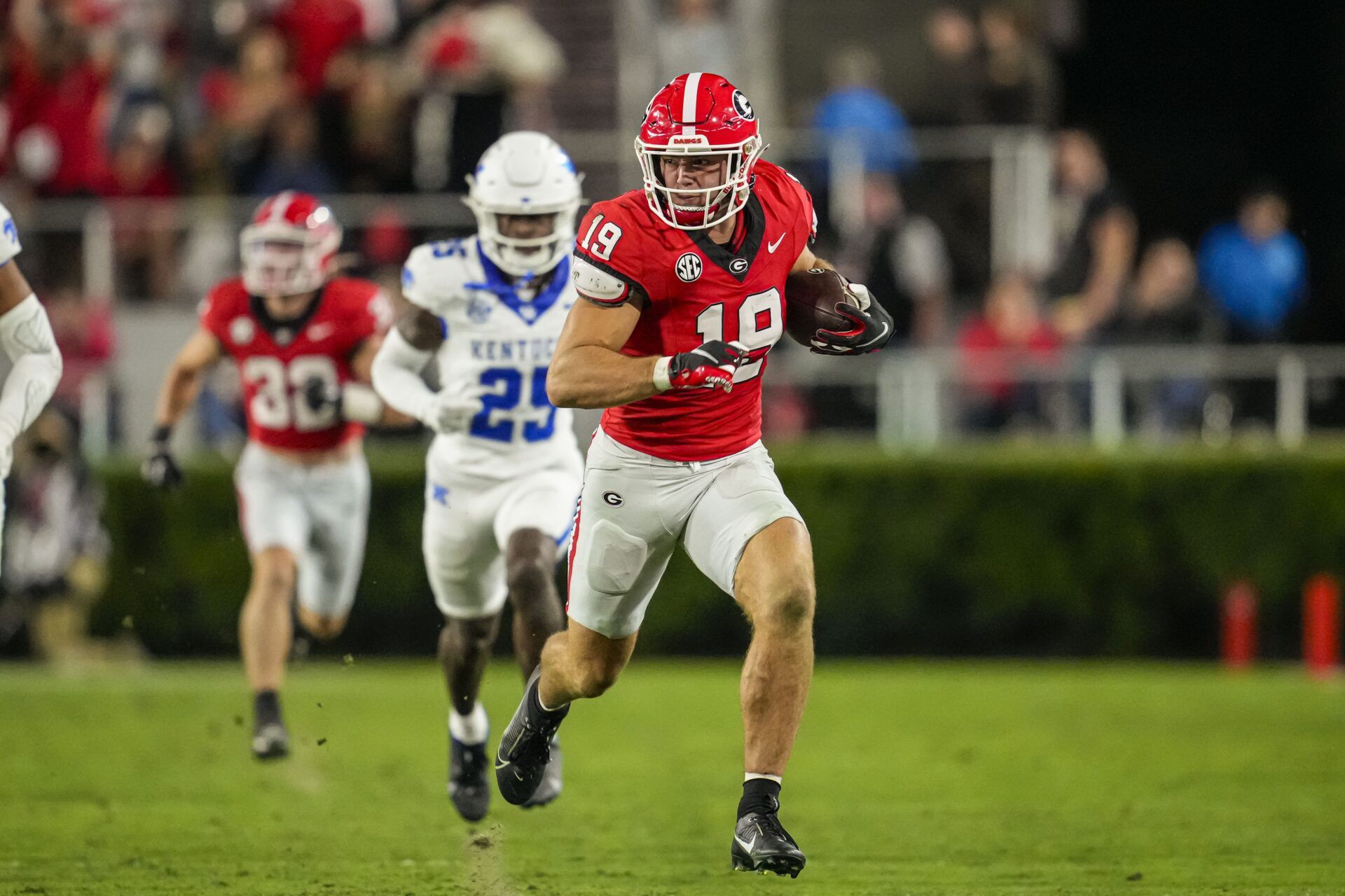 Georgia Bulldogs tight end Brock Bowers (19) runs after a catch against the Kentucky Wildcats during the first half at Sanford Stadium. Mandatory Credit: Dale Zanine-USA TODAY Sports