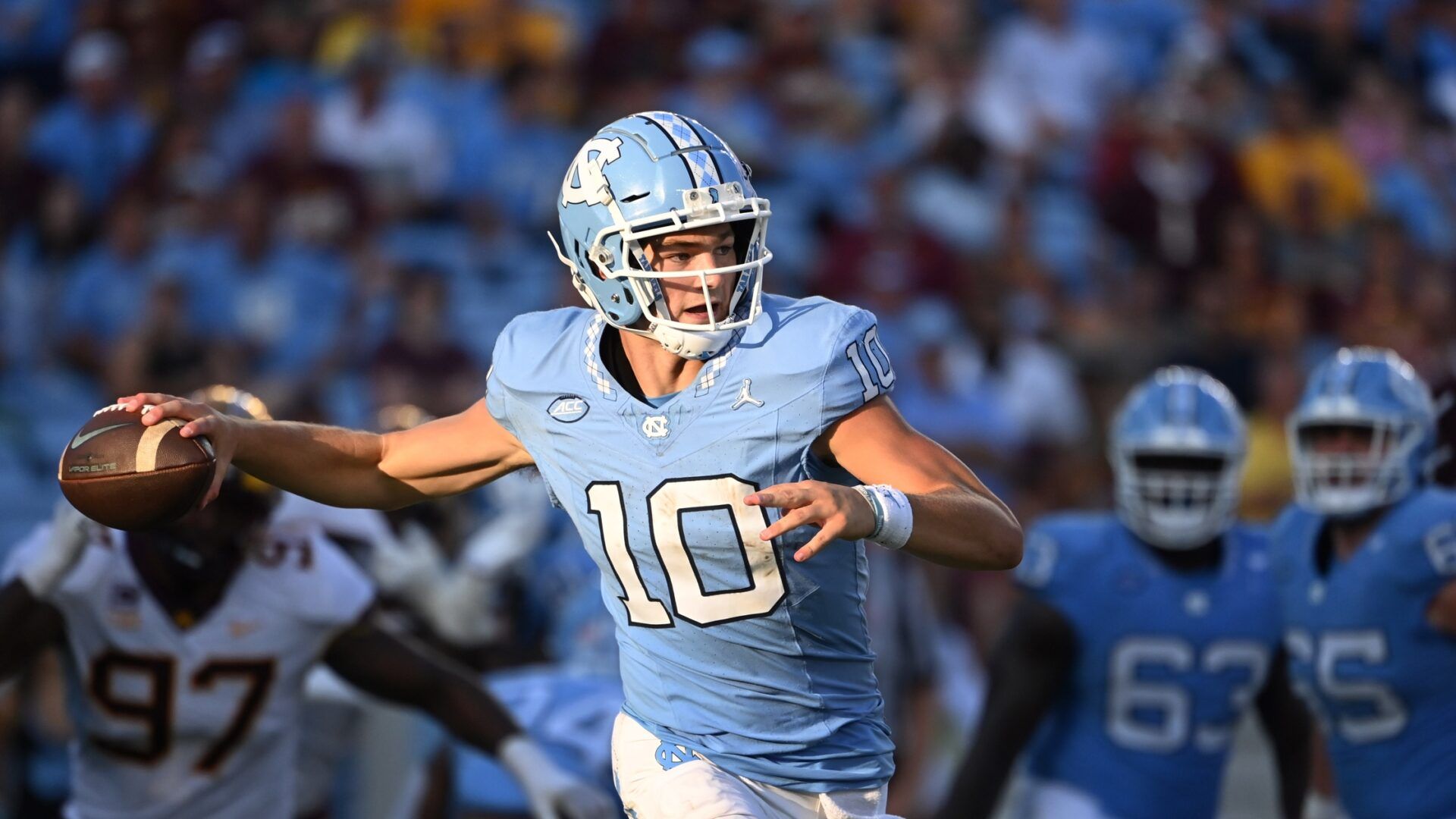 North Carolina Tar Heels QB Drake Maye (10) looks to throw the ball.