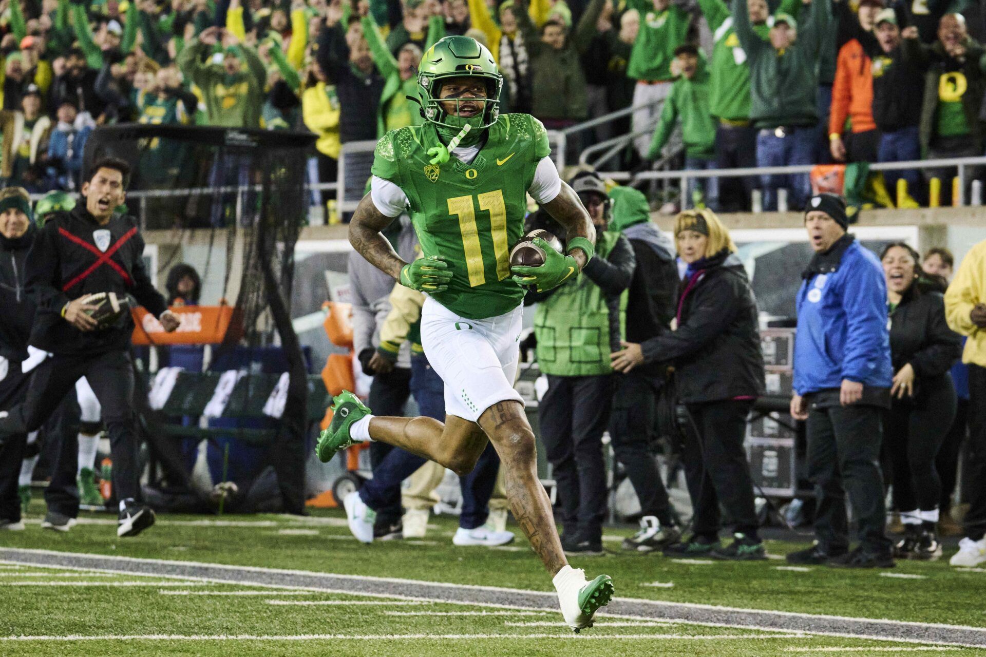 Oregon Ducks wide receiver Troy Franklin (11) catches a pass for a touchdown during the first half against the Oregon State Beavers at Autzen Stadium. Mandatory Credit: Troy Wayrynen-USA TODAY Sports