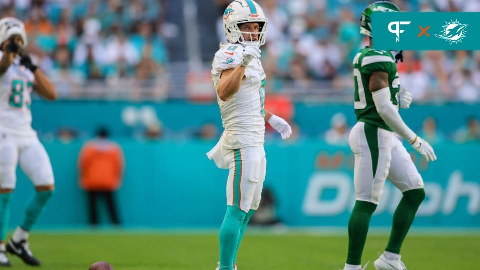 Miami Dolphins WR Braxton Berrios (0) signals first down after a play against the New York Jets.