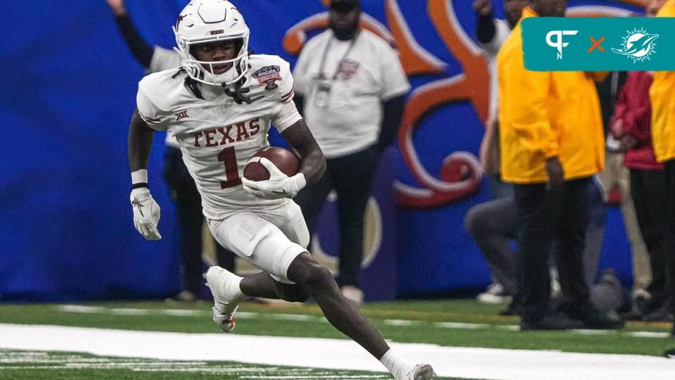 Texas Longhorns WR Xavier Worthy (1) runs with the ball against the Washington Huskies.