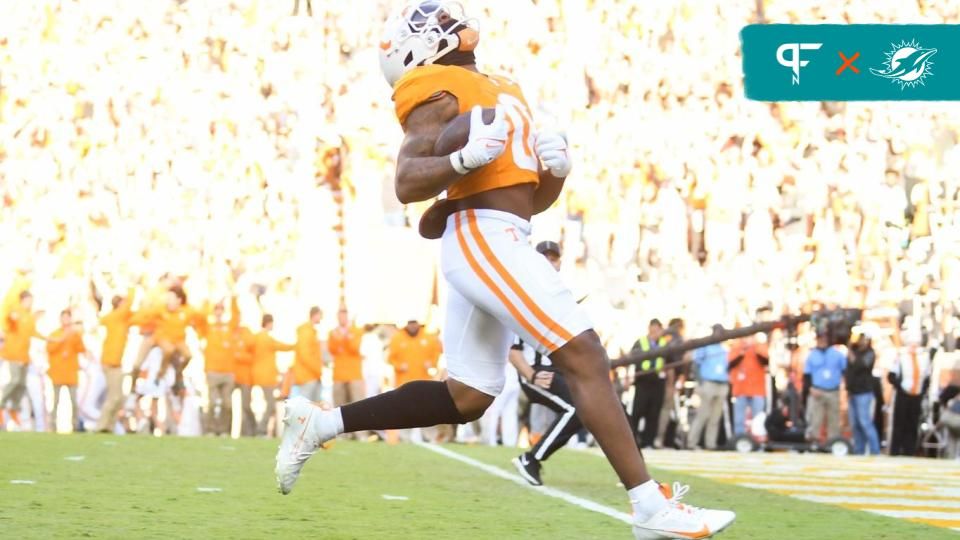 Tennessee Volunteers RB Jaylen Wright (0) runs in for a touchdown against the Georgia Bulldogs.