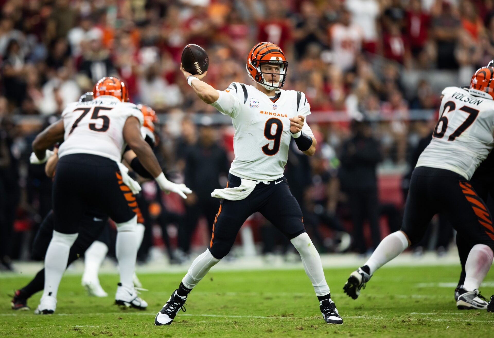 Cincinnati Bengals QB Joe Burrow (9) throws a pass against the Arizona Cardinals.