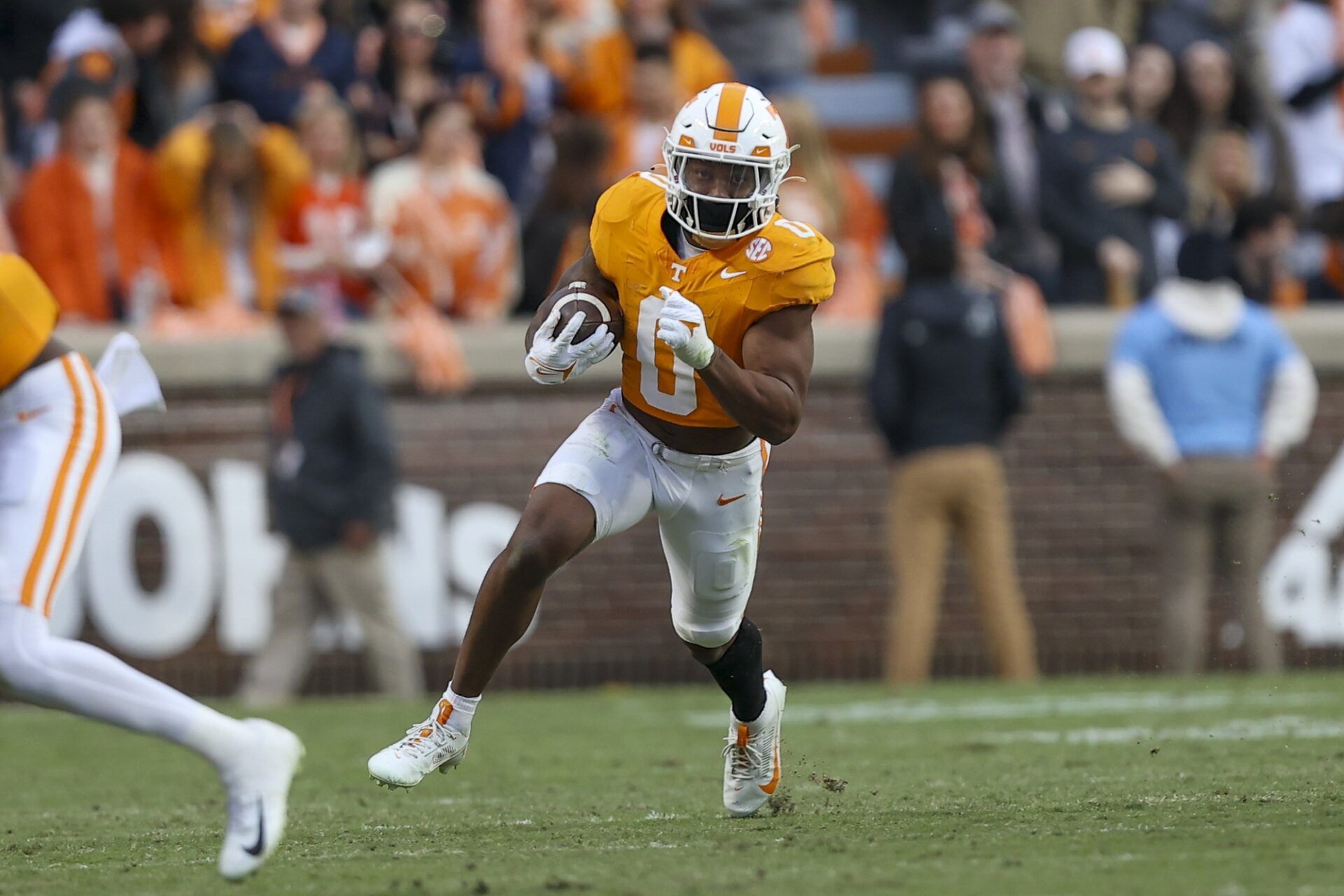 Tennessee Volunteers running back Jaylen Wright (0) runs the ball against the Vanderbilt Commodores during the first half at Neyland Stadium.