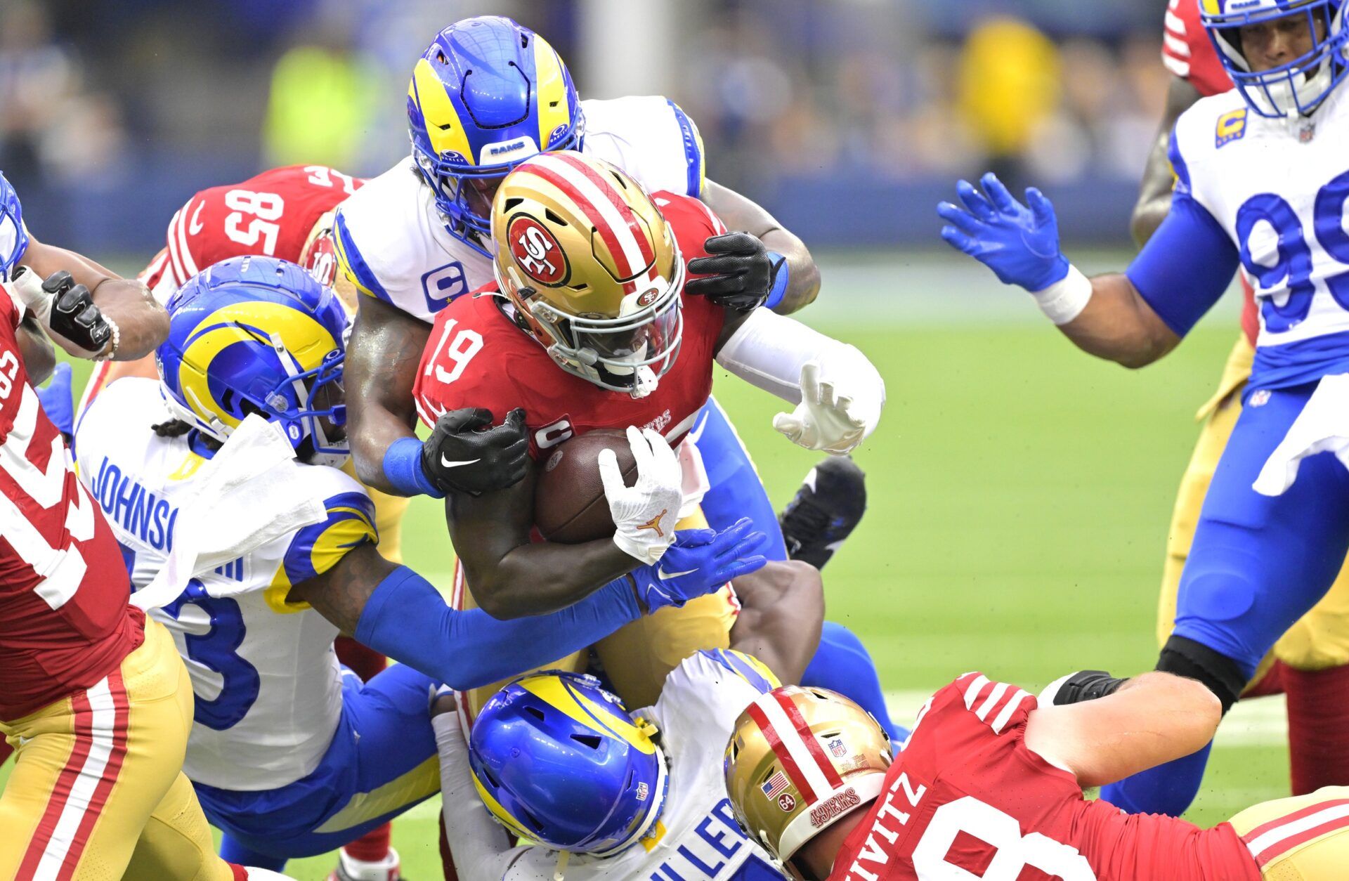 San Francisco 49ers WR Deebo Samuel (19) rushes the ball against the Los Angeles Rams.