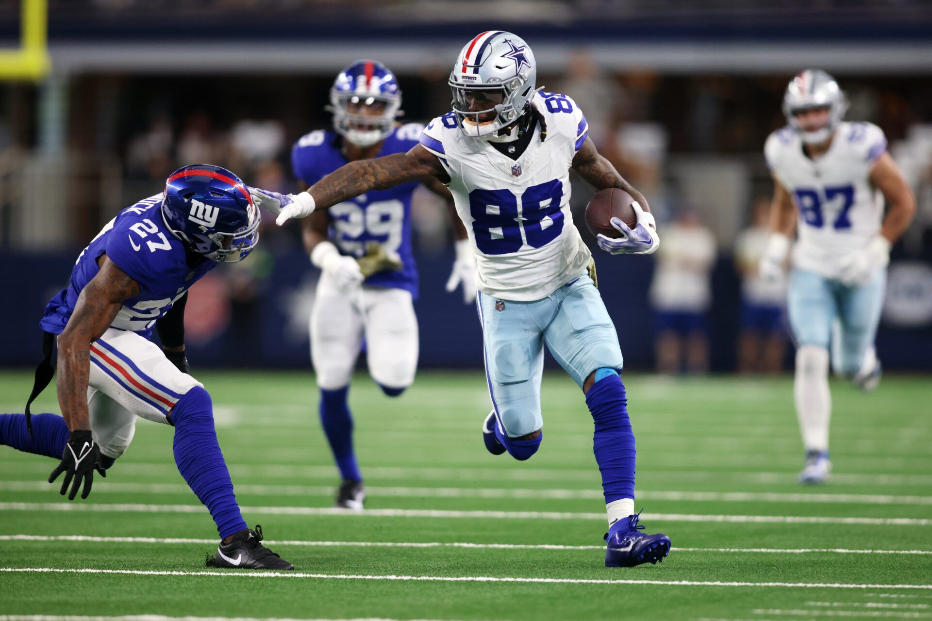 Dallas Cowboys WR CeeDee Lamb (88) runs after the catch against the New York Giants.