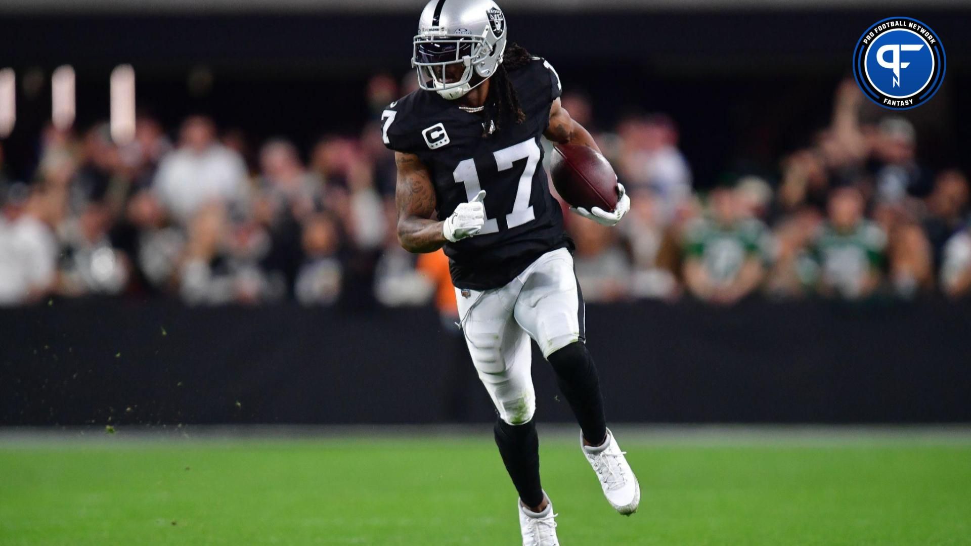 Las Vegas Raiders WR Davante Adams (17) runs after the catch against the New York Jets.