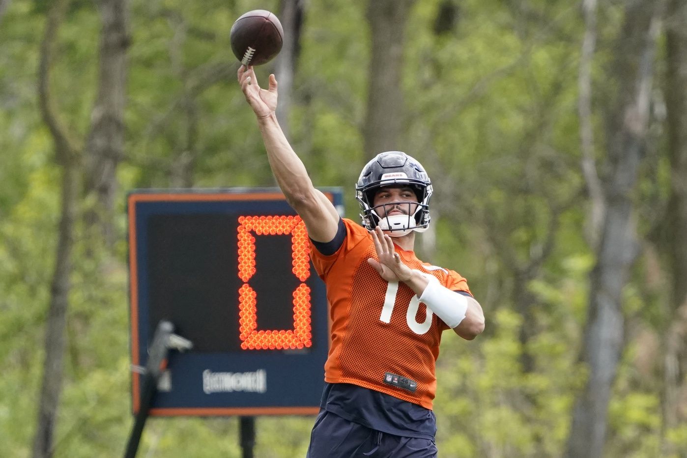 Chicago Bears quarterback Caleb Williams throws the ball during Chicago Bears rookie minicamp at Halas Hall. Mandatory Credit: David Banks-USA TODAY Sports