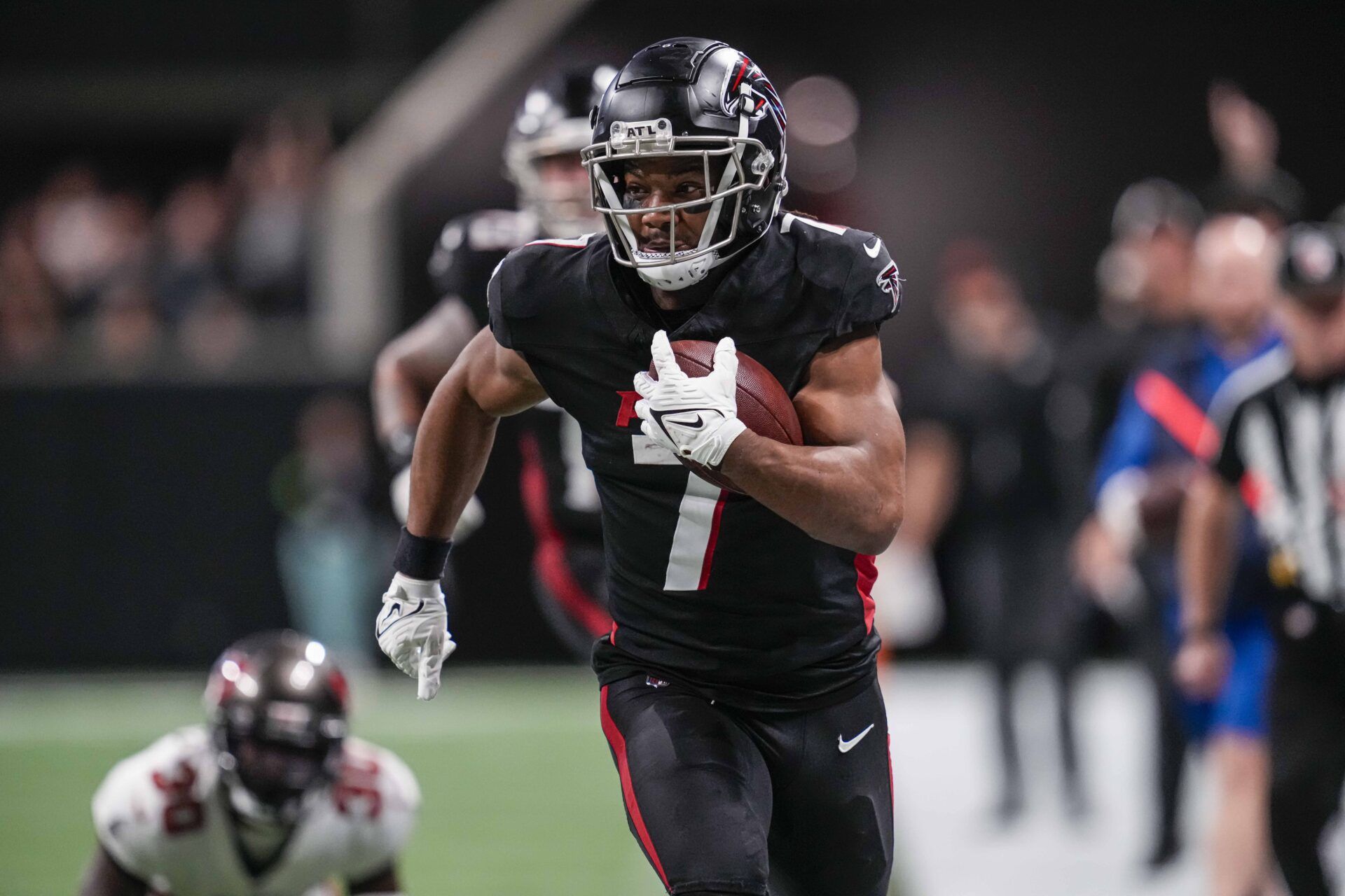 Atlanta Falcons running back Bijan Robinson (7) runs against the Tampa Bay Buccaneers during the second half at Mercedes-Benz Stadium. Mandatory Credit: Dale Zanine-USA TODAY Sports