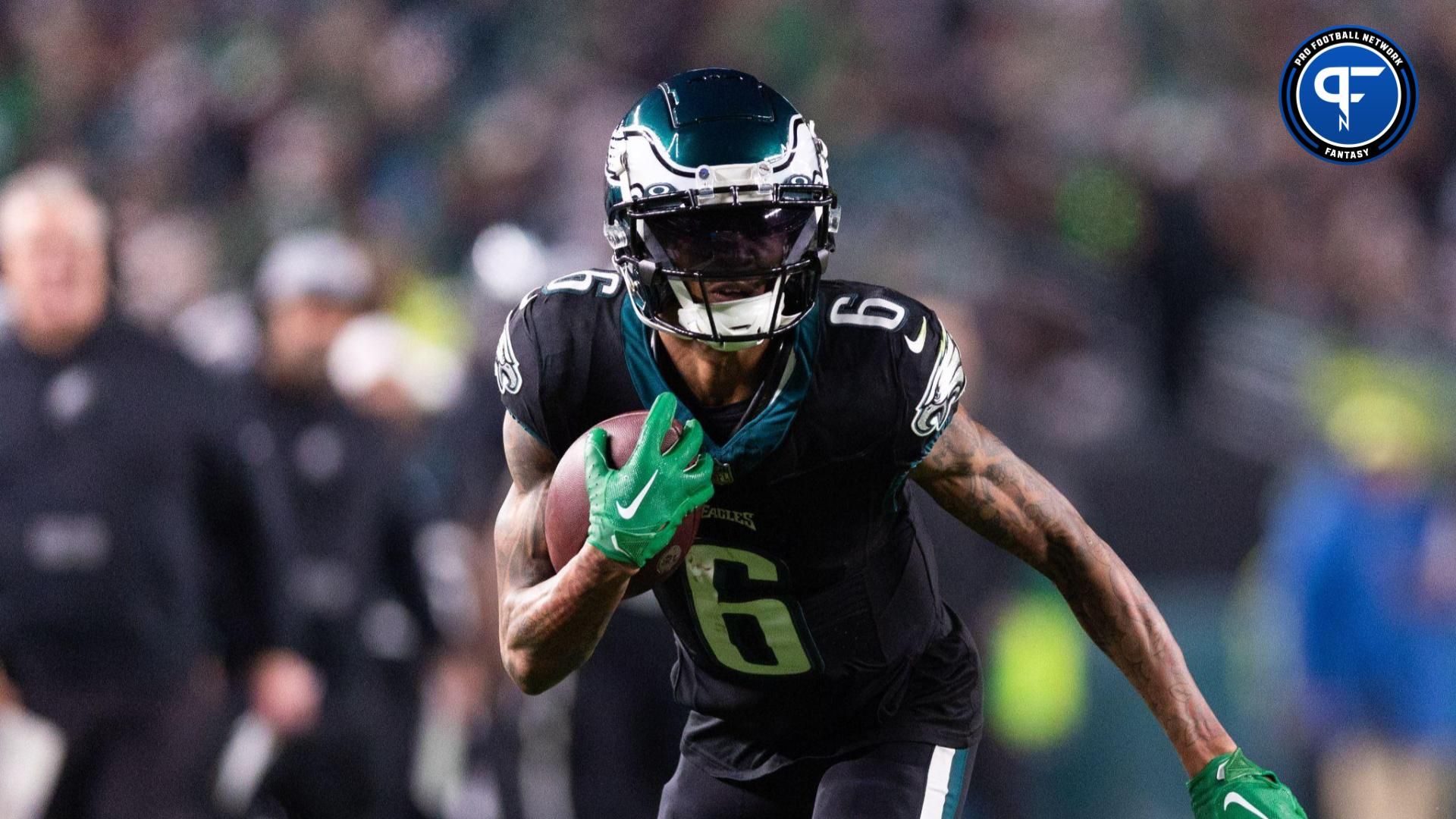 Philadelphia Eagles wide receiver DeVonta Smith (6) runs with the ball after a catch against the New York Giants during the second quarter at Lincoln Financial Field.