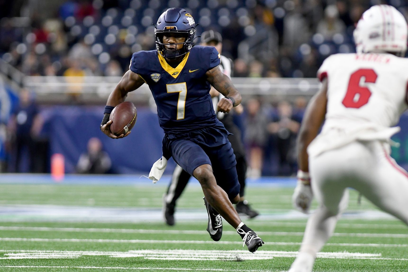 Toledo Rockets QB DeQuan Finn (7) runs with the ball against the Miami (OH) Redhawks.