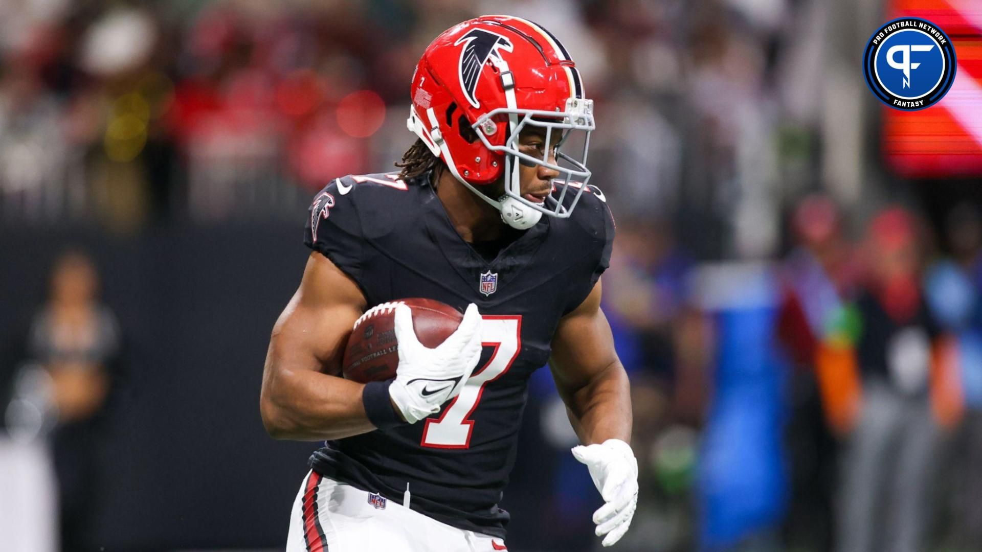 Atlanta Falcons running back Bijan Robinson (7) runs the ball against the New Orleans Saints in the first quarter at Mercedes-Benz Stadium.