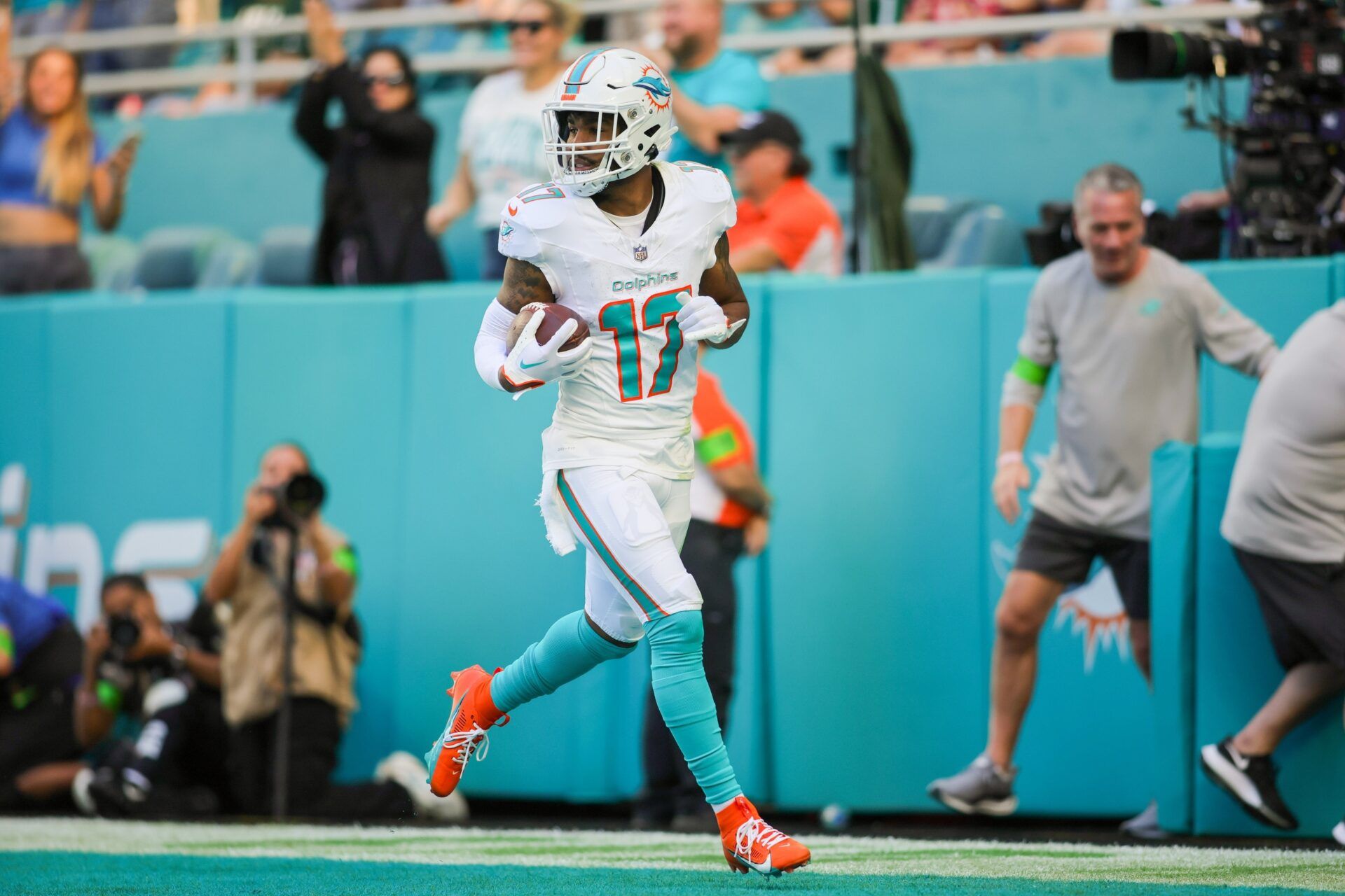 Jaylen Waddle Contract Extension: Details on Miami Dolphins WR's Big Payday