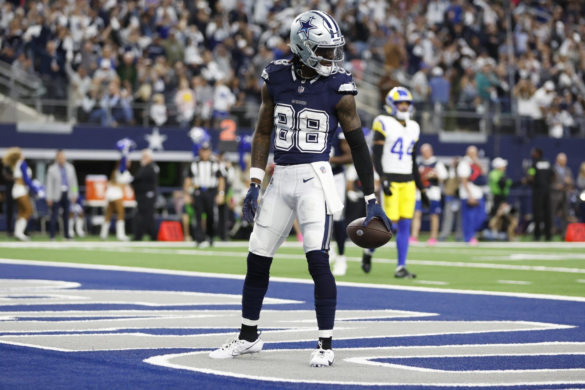 Dallas Cowboys WR CeeDee Lamb (88) scores a touchdown against the Los Angeles Rams.