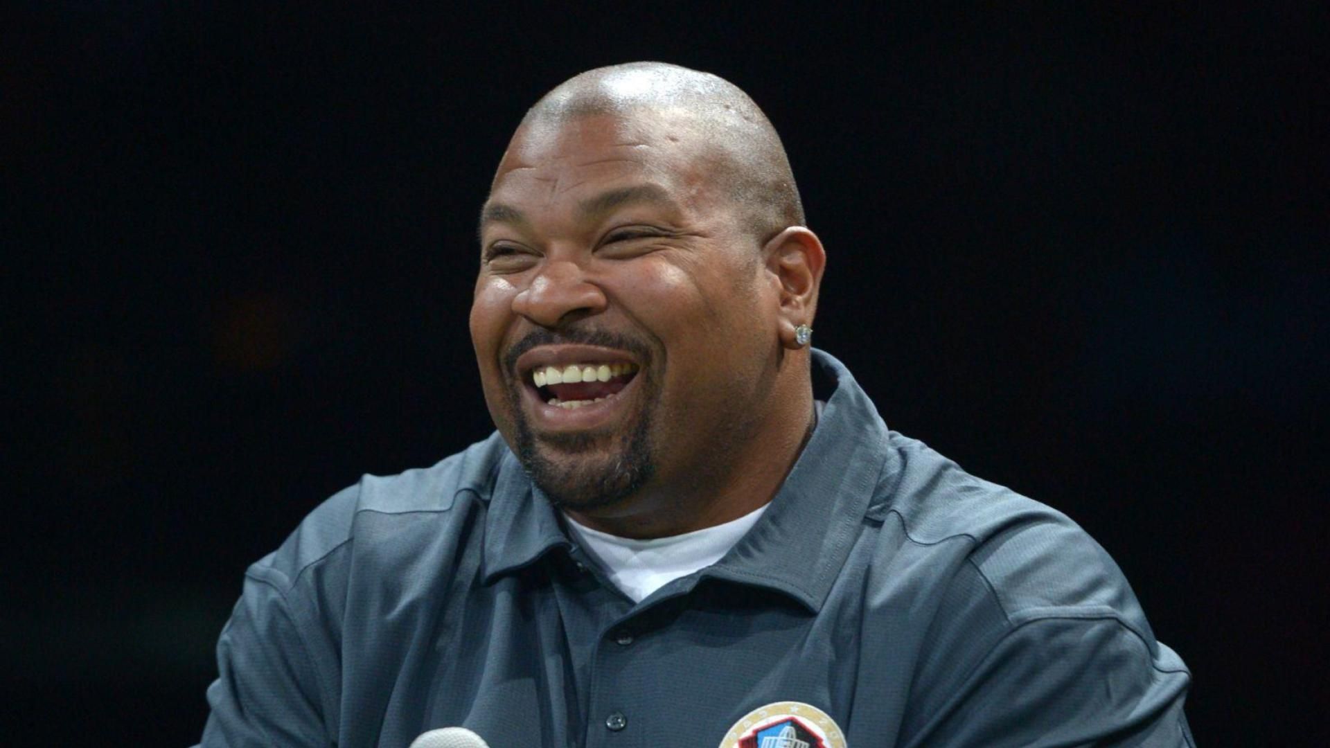 Former Dallas Cowboys running back Emmitt Smith paid an emotional tribute to offensive lineman Larry Allen.