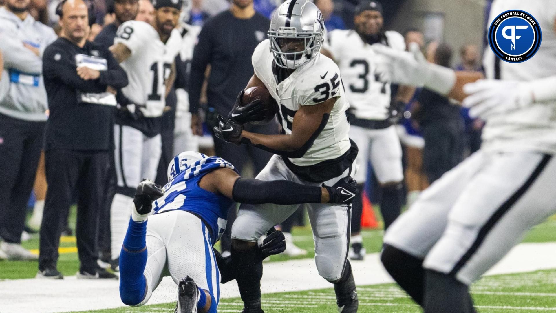 Las Vegas Raiders running back Zamir White (35) runs the ball while Indianapolis Colts linebacker E.J. Speed (45) defends in the first quarter at Lucas Oil Stadium.