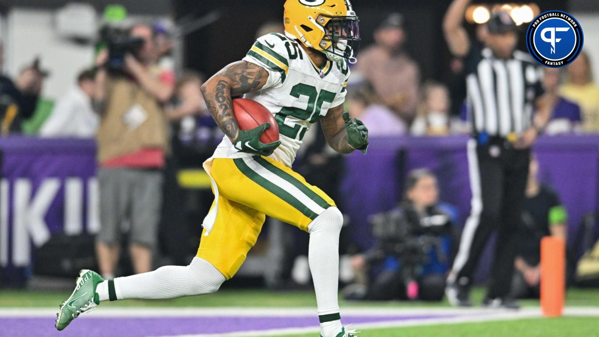 Green Bay Packers CB Keisean Nixon (25) returns an NFL kickoff against the Minnesota Vikings.