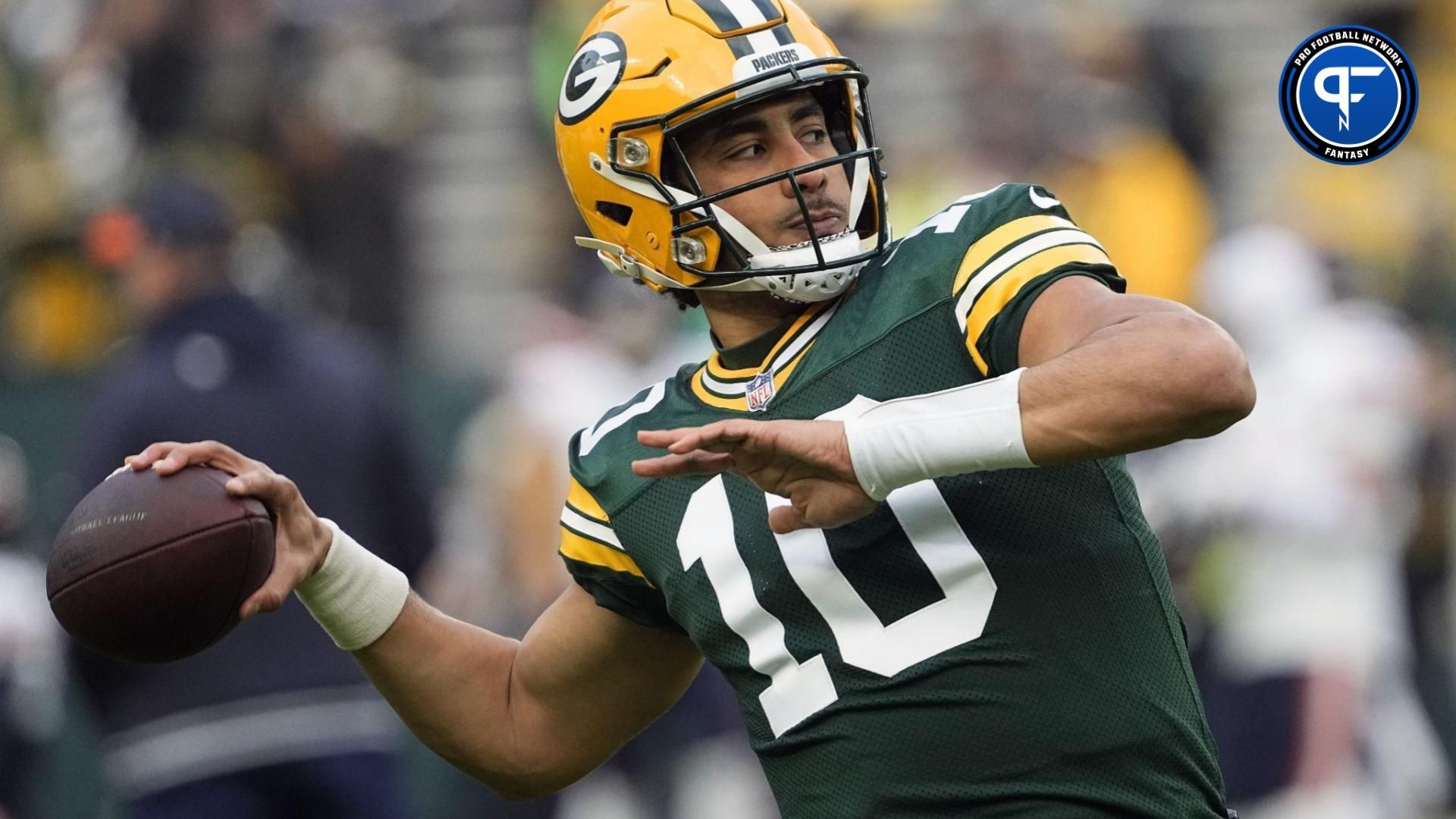 Green Bay Packers QB Jordan Love (10) throws a pass against the Chicago Bears.