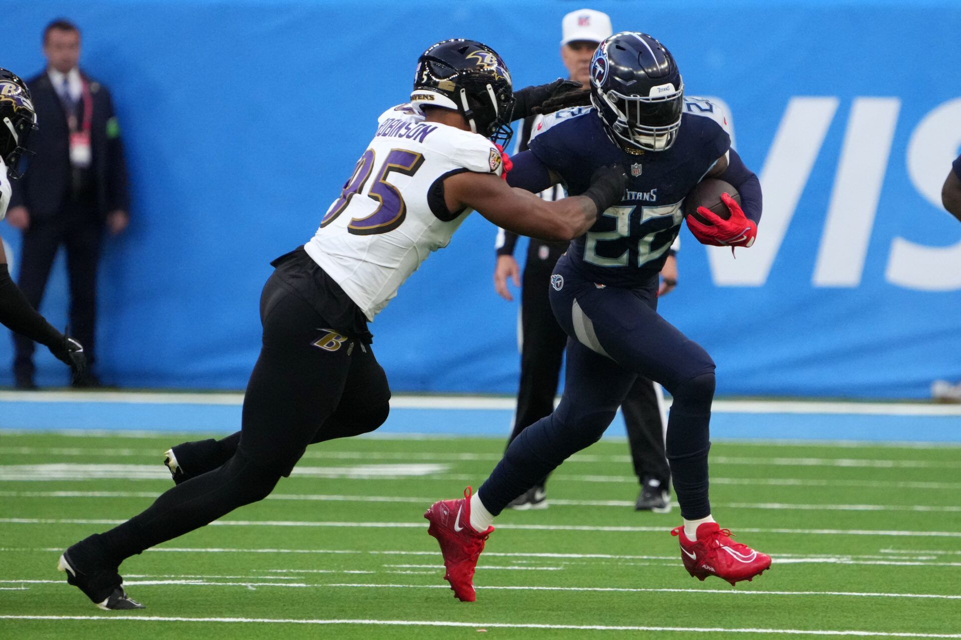 Tennessee Titans RB Derrick Henry (22) runs the ball against the Baltimore Ravens.