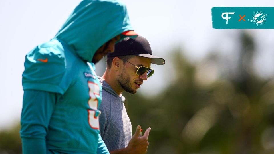 Miami Dolphins head coach Mike McDaniel talks to cornerback Jalen Ramsey (5).