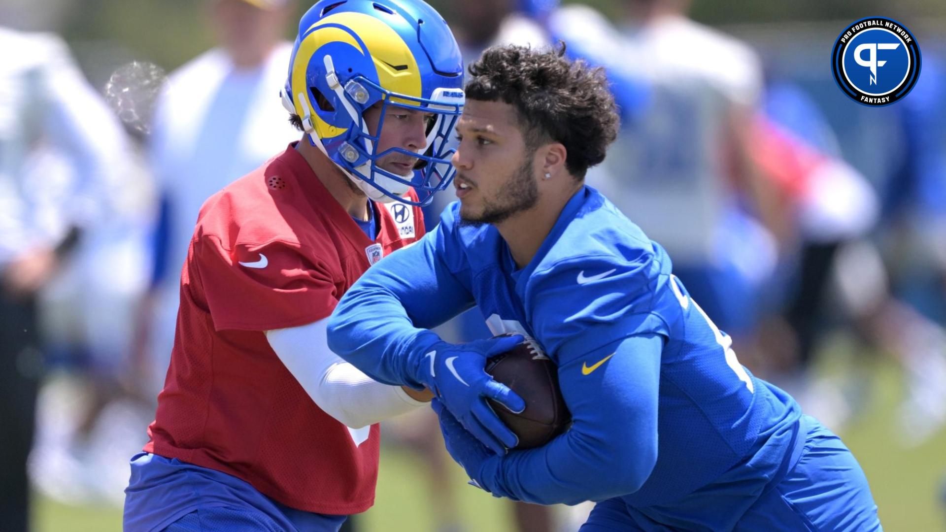 Los Angeles Rams QB Matthew Stafford (9) hands the ball off to RB Blake Corum (22) during practice.