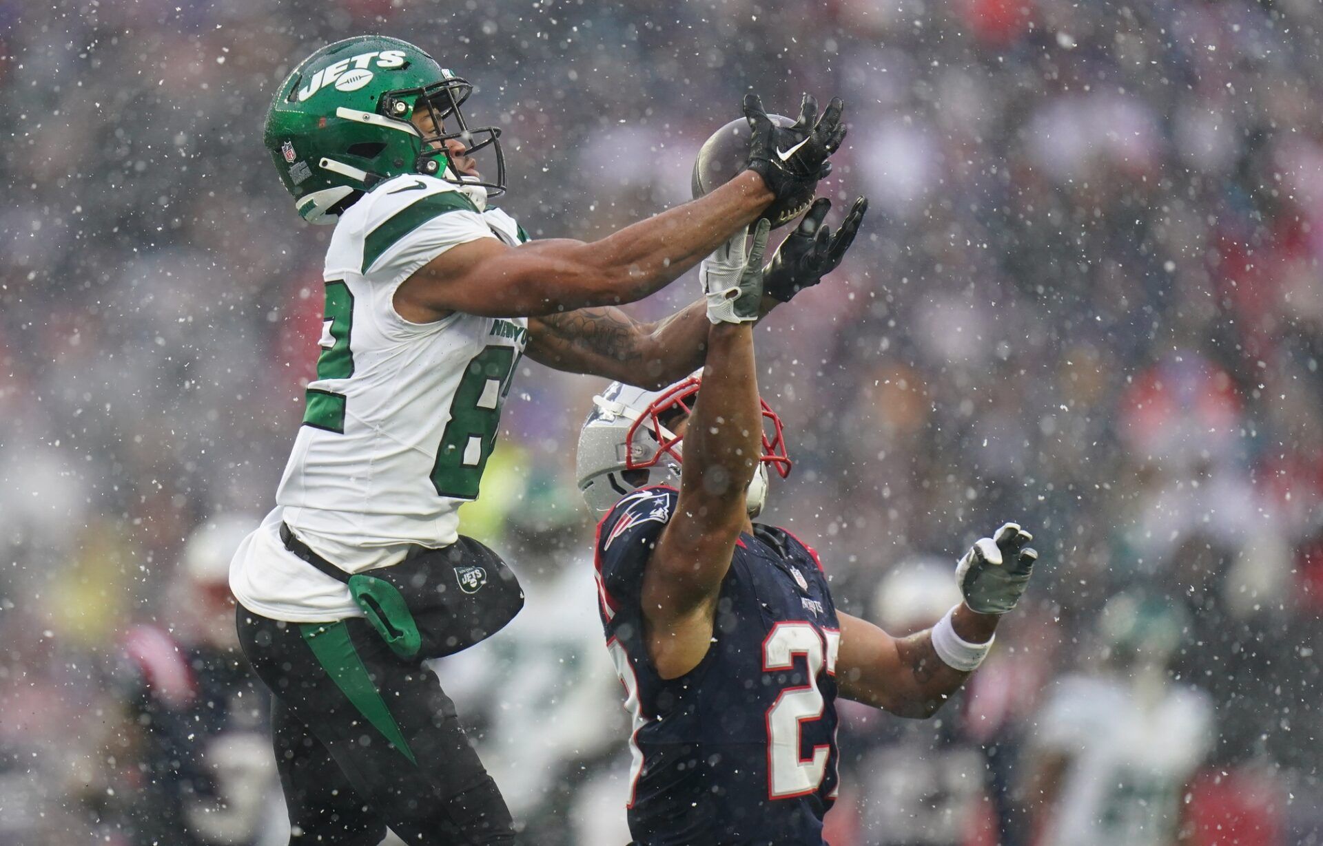 New York Jets WR Xavier Gipson (82) attempts to make a catch against the New England Patriots.