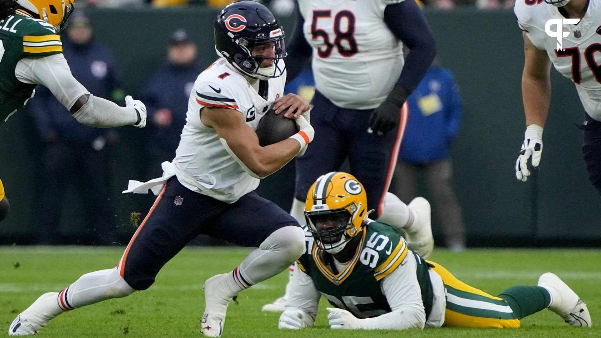 Chicago Bears QB Justin Fields (1) runs the ball against the Green Bay Packers.