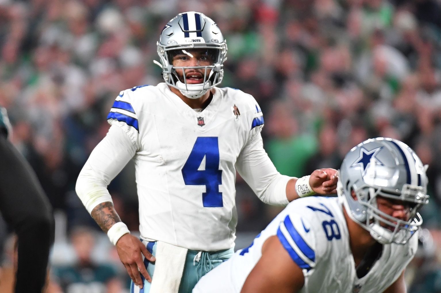 Dallas Cowboys QB Dak Prescott (4) gets ready before the snap.