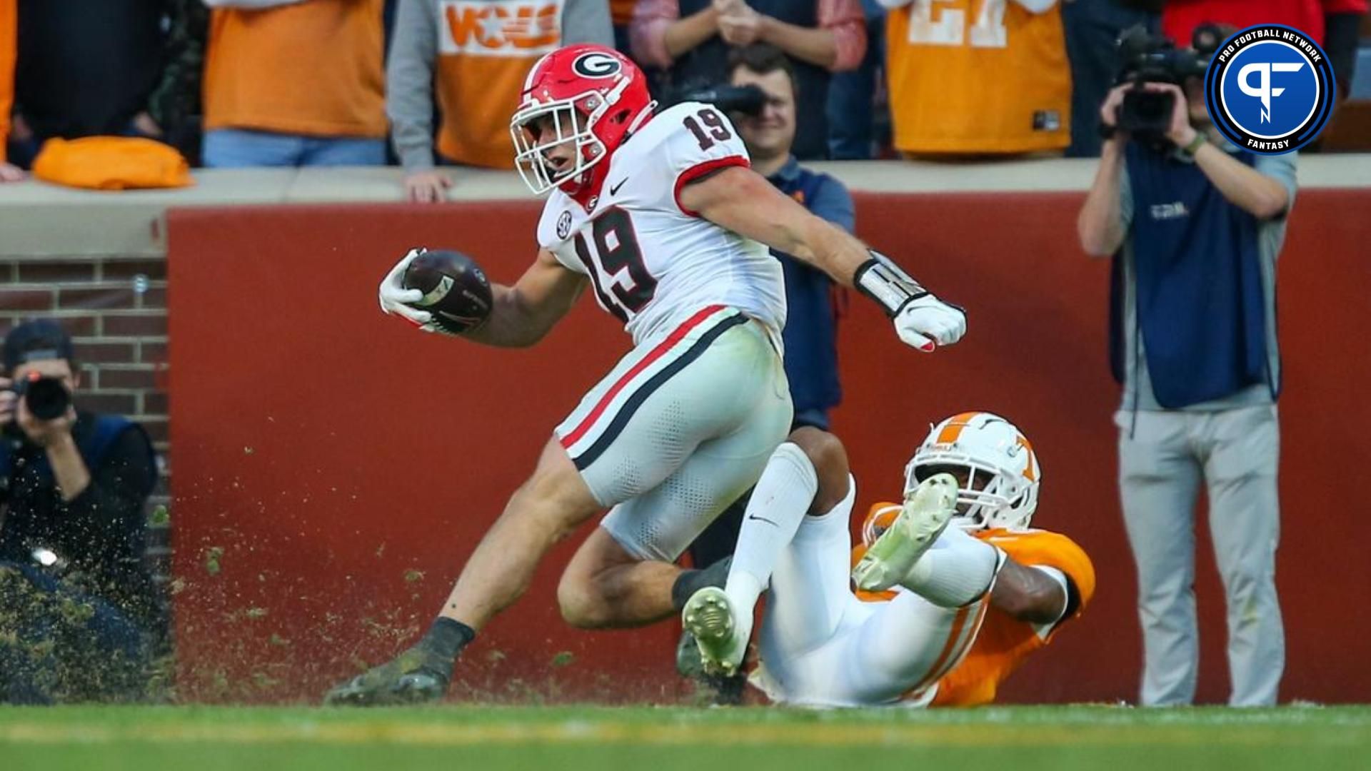 Georgia Bulldogs tight end Brock Bowers (19) runs for a touchdown against Tennessee Volunteers defensive back Jaylen McCollough (2) during the first half at Neyland Stadium.