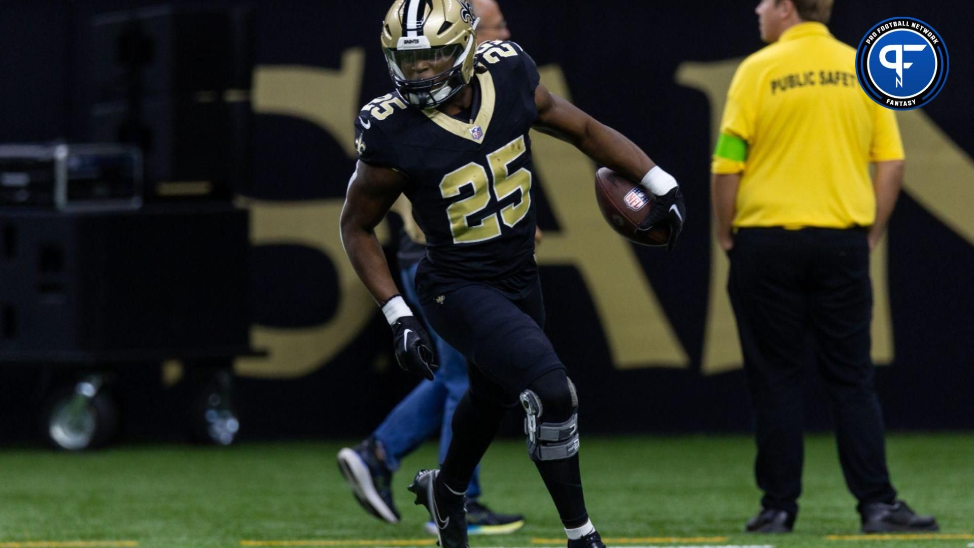 New Orleans Saints RB Kendre Miller (25) runs the ball against the Chicago Bears.