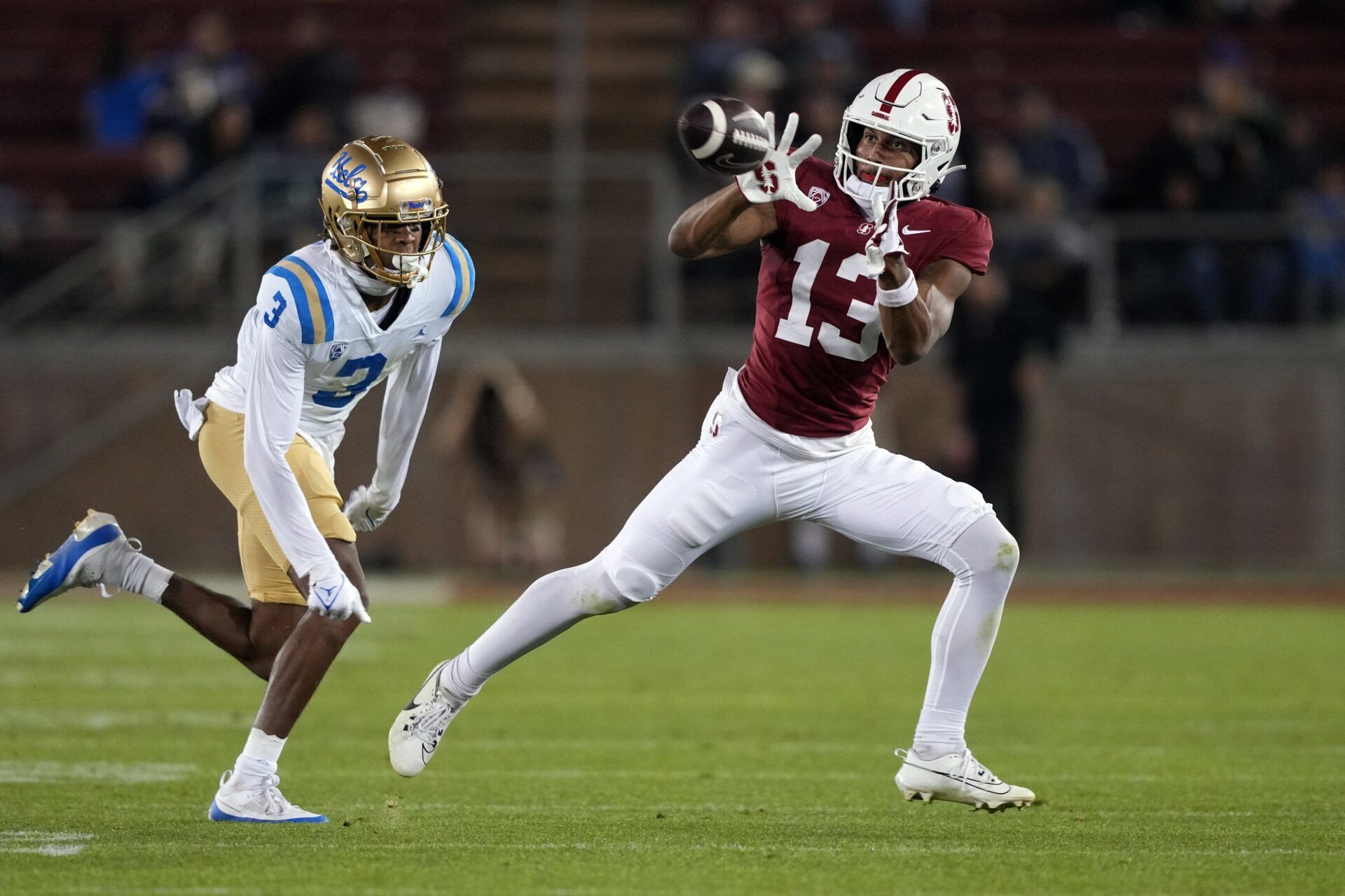 Stanford Cardinal WR Elic Ayomanor (13) makes a catch against the UCLA Bruins.