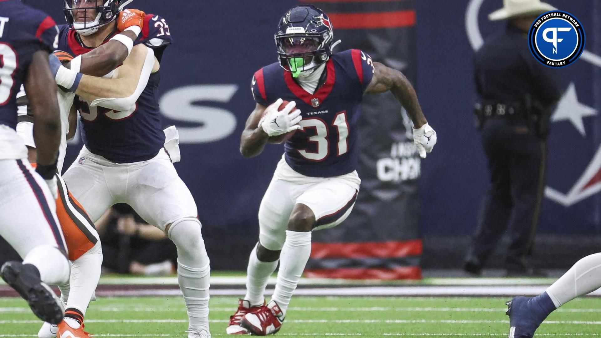 Houston Texans running back Dameon Pierce (31) returns a kickoff for a touchdown during the second quarter against the Cleveland Browns at NRG Stadium.