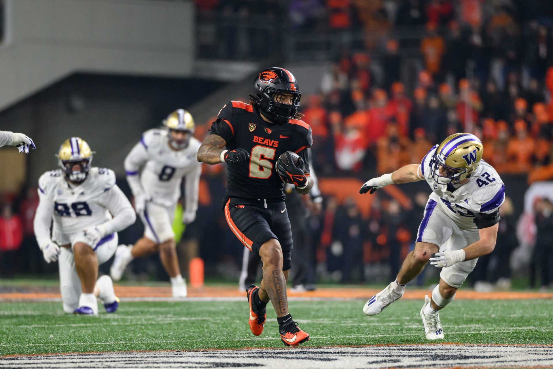 Oregon State Beavers RB Damien Martinez (6) runs the ball against the Washington Huskies.