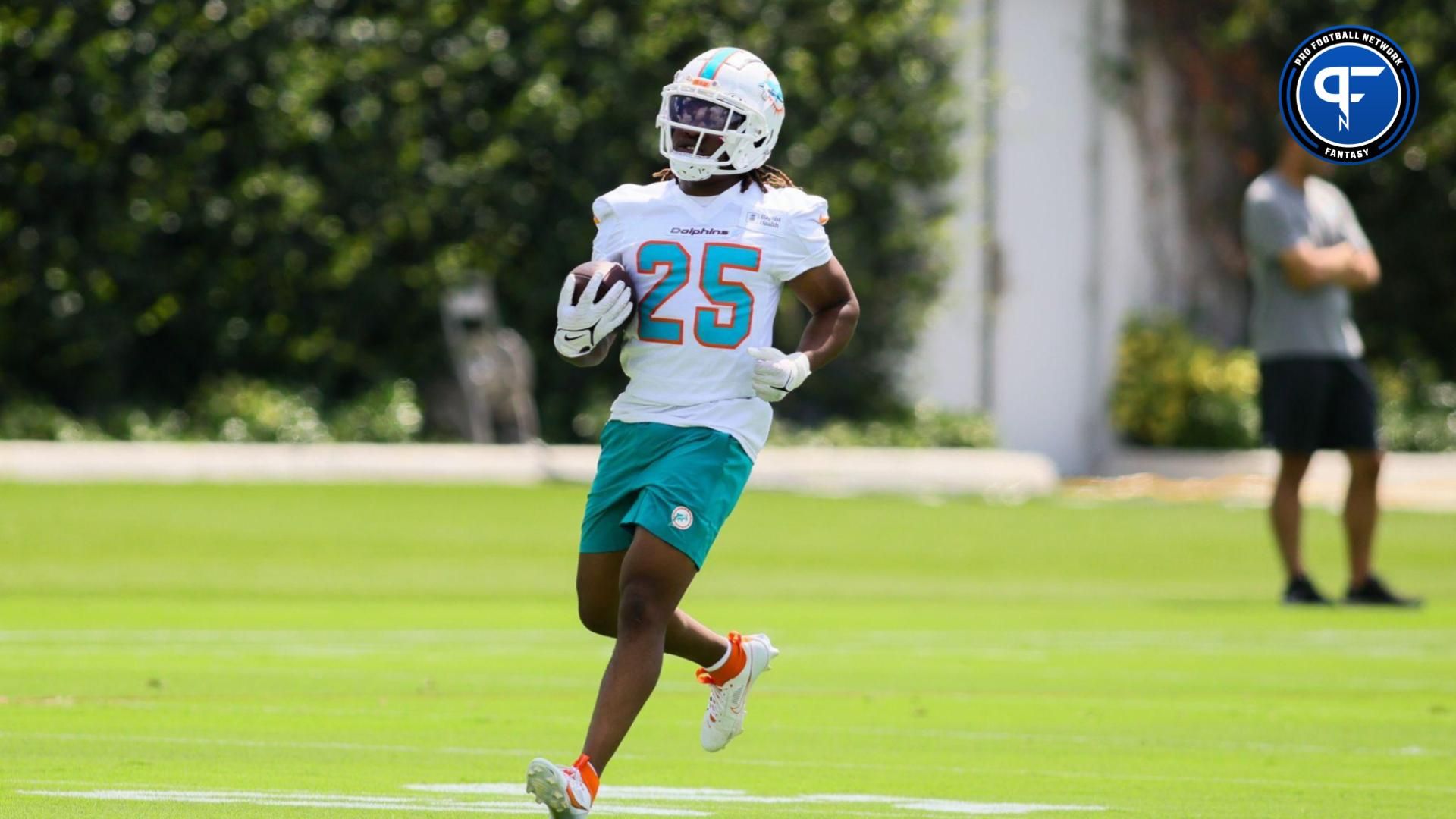 Miami Dolphins RB Jaylen Wright (25) runs through drills during mandatory minicamp.