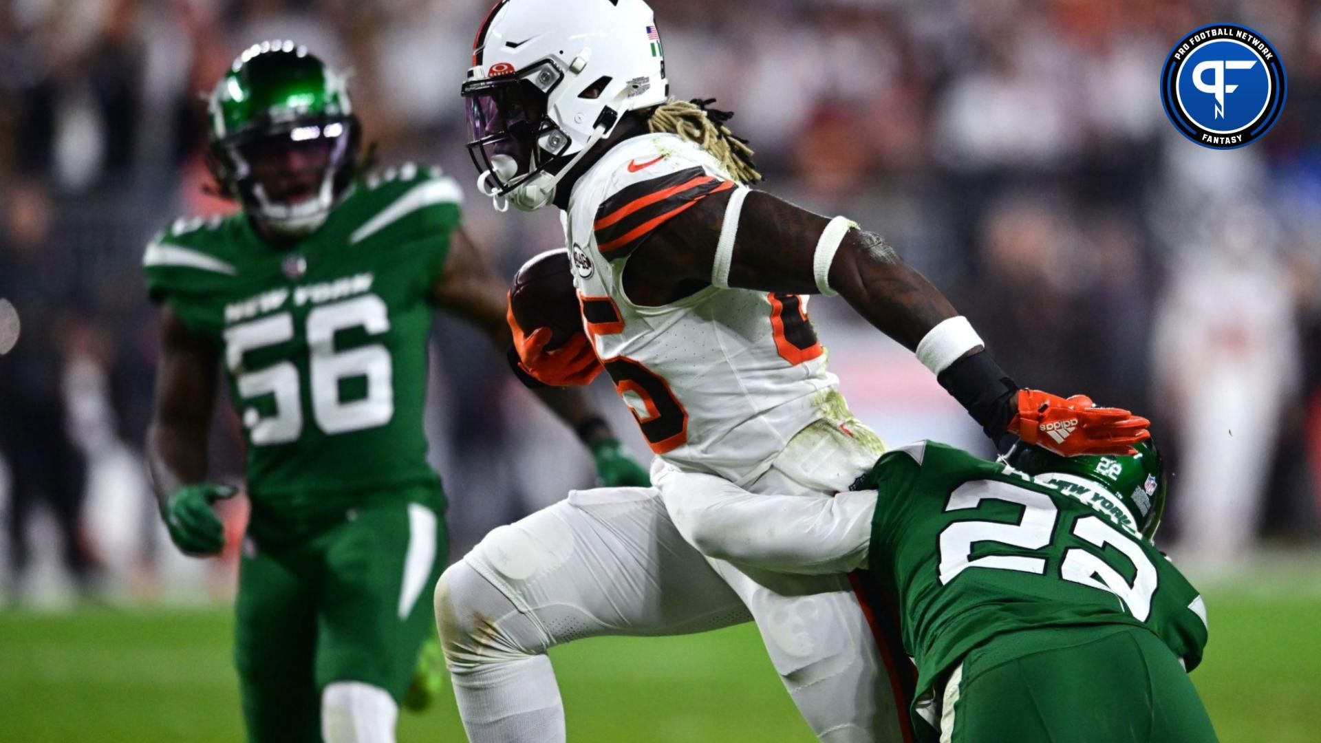 Cleveland Browns TE David Njoku (85) runs after the catch against the New York Jets.