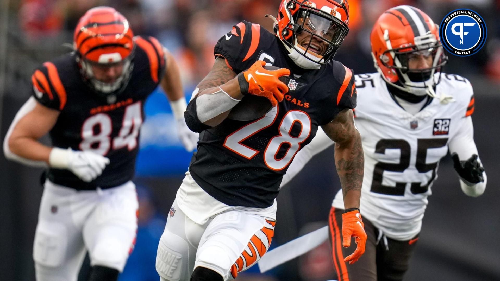 Cincinnati Bengals RB Joe Mixon (28) runs the ball against the Cleveland Browns.