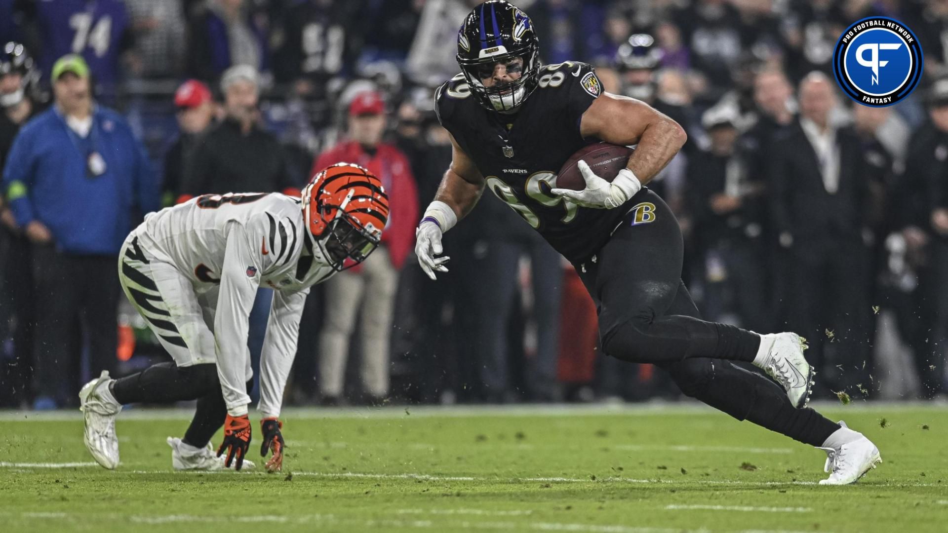 Baltimore Ravens tight end Mark Andrews (89) runs after a first half catch against the Cincinnati Bengals at M&T Bank Stadium.