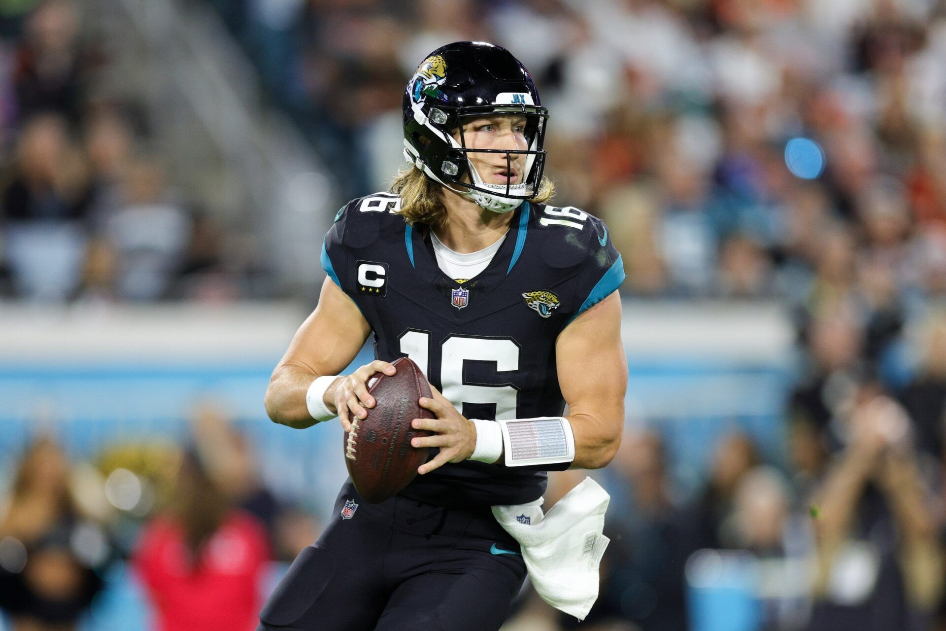 Jacksonville Jaguars QB Trevor Lawrence (16) drops back to pass against the Cincinnati Bengals.