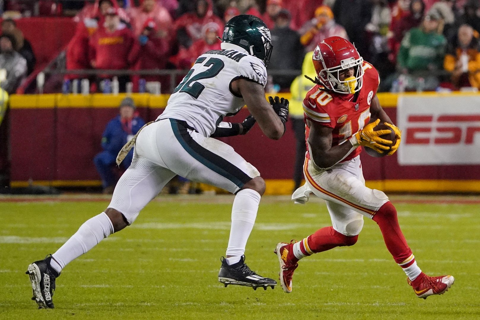 Kansas City Chiefs running back Isiah Pacheco (10) runs the ball as Philadelphia Eagles linebacker Zach Cunningham (52) defends during the second half at GEHA Field at Arrowhead Stadium. Cunningham remains a free agent and could help his former team in Philadelphia. Mandatory Credit: Denny Medley-USA TODAY Sports