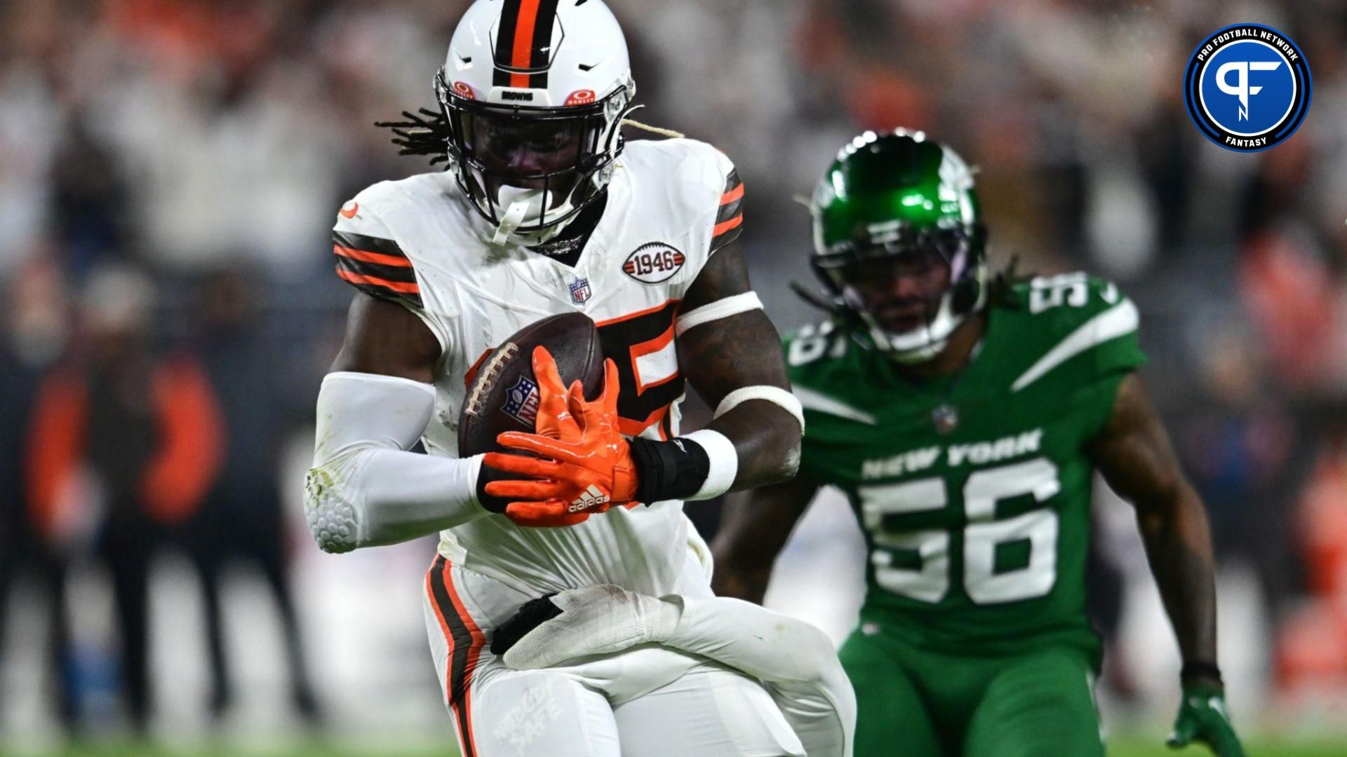 Cleveland Browns tight end David Njoku (85) runs with the ball after a catch while tackled by New York Jets safety Tony Adams (bottom) during the first half at Cleveland Browns Stadium.