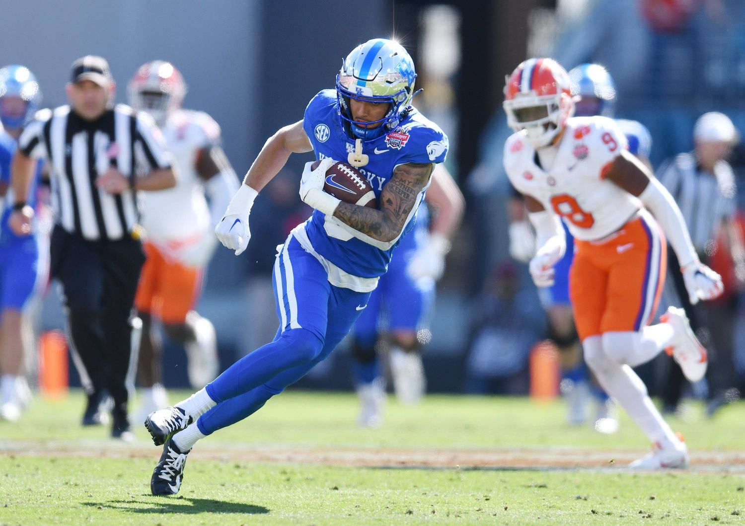 Kentucky Wildcats WR Dane Key (6) runs after the catch against the Clemson Tigers.