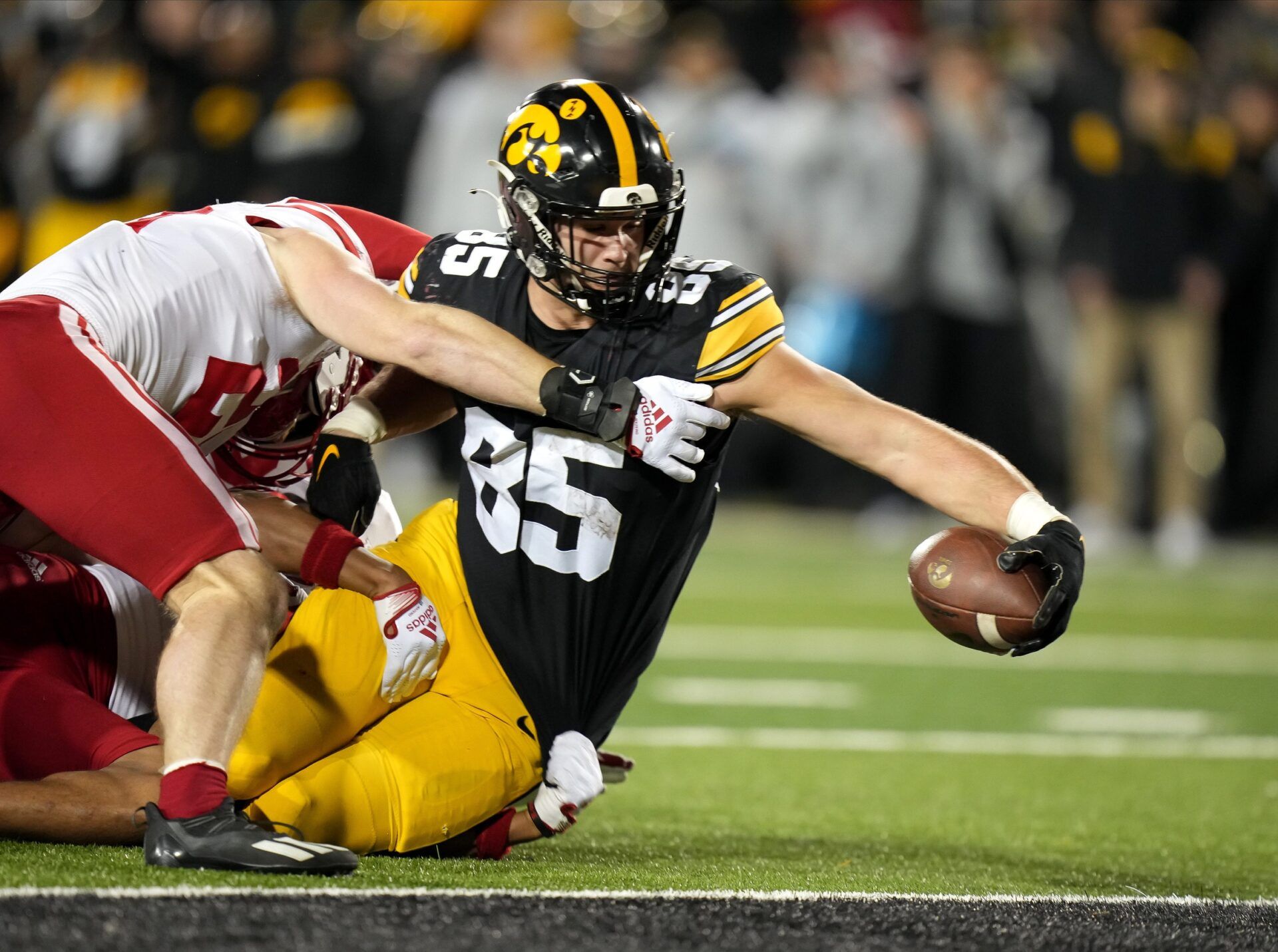 Iowa Hawkeyes TE Luke Lachey (85) reaches for the end zone against the Nebraska Cornhuskers.