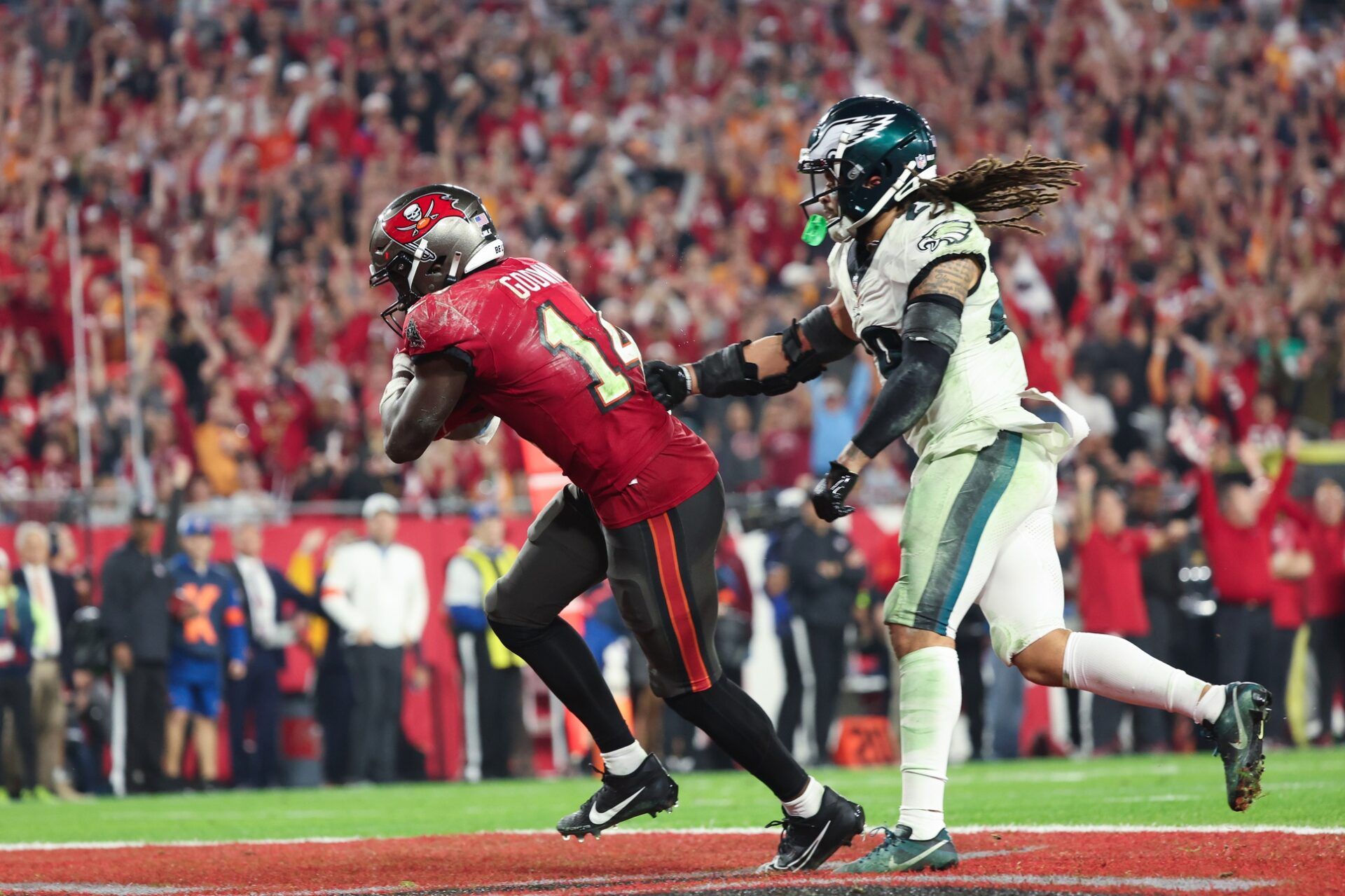 Tampa Bay Buccaneers wide receiver Chris Godwin (14) scores a touchdown in front of Philadelphia Eagles cornerback Avonte Maddox (29).