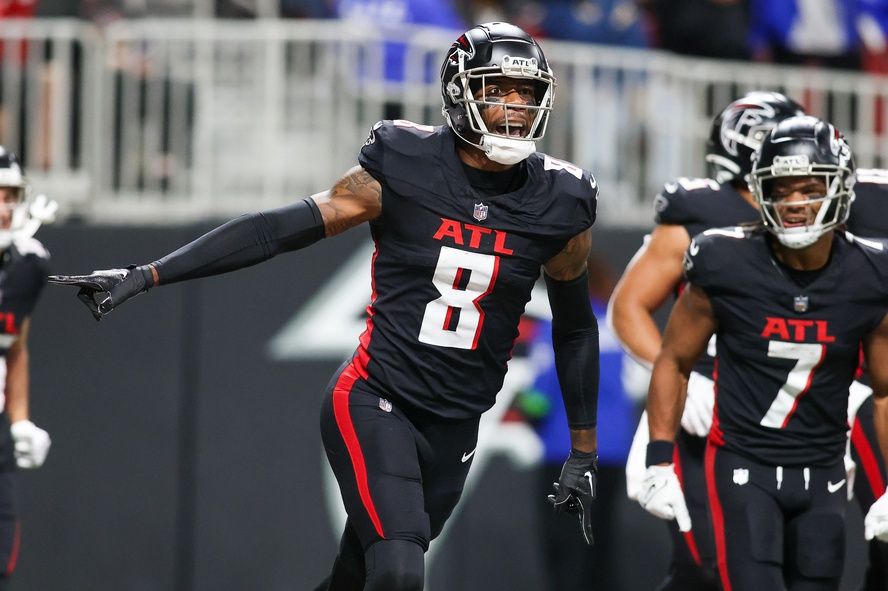 Atlanta Falcons tight end Kyle Pitts (8) celebrates after a touchdown against the Tampa Bay Buccaneers in the first half at Mercedes-Benz Stadium. Mandatory Credit: Brett Davis-USA TODAY Sports