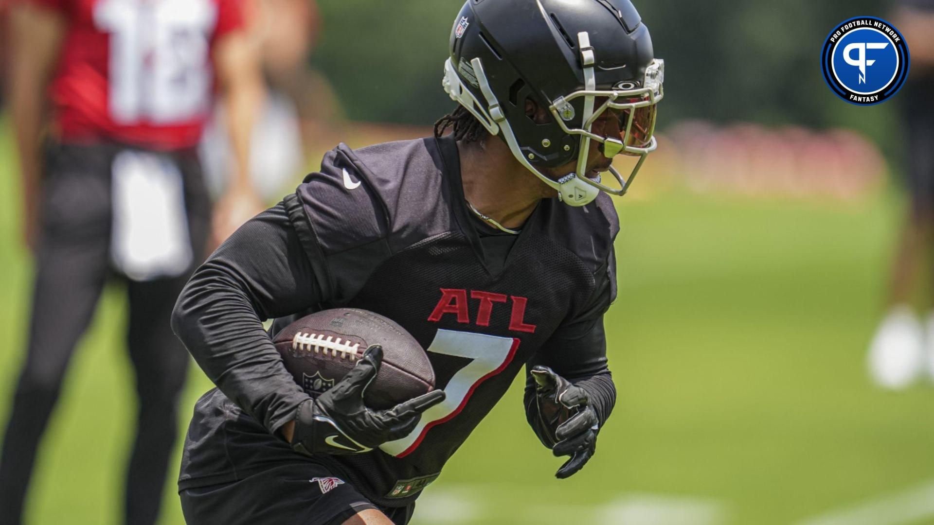 Should fantasy football managers drafting at the No. 10 spot select Atlanta Falcons RB Bijan Robinson (7) in a non-PPR Superflex redraft mock draft if available?