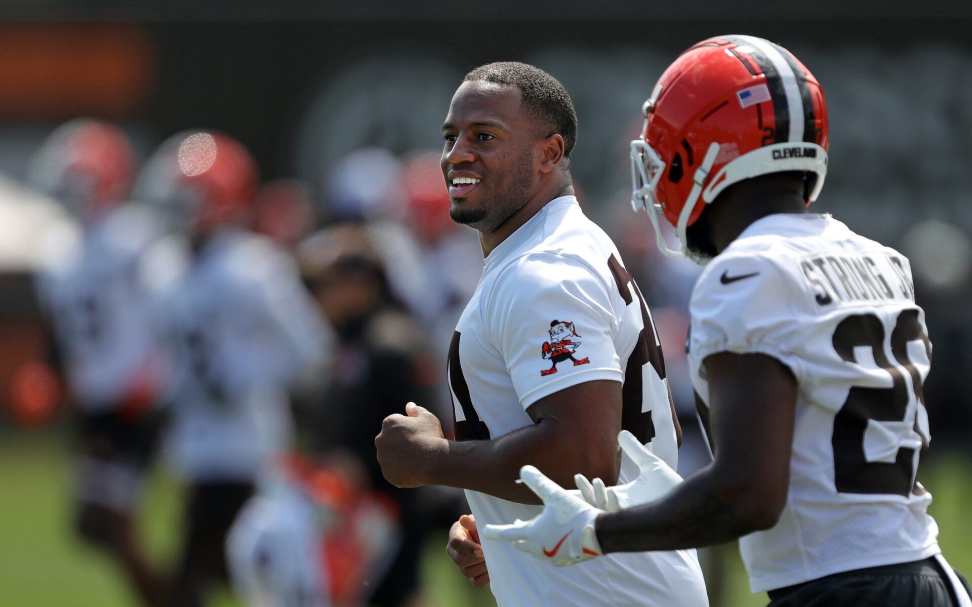 Cleveland Browns RB Nick Chubb (24) jogs the field at minicamp.