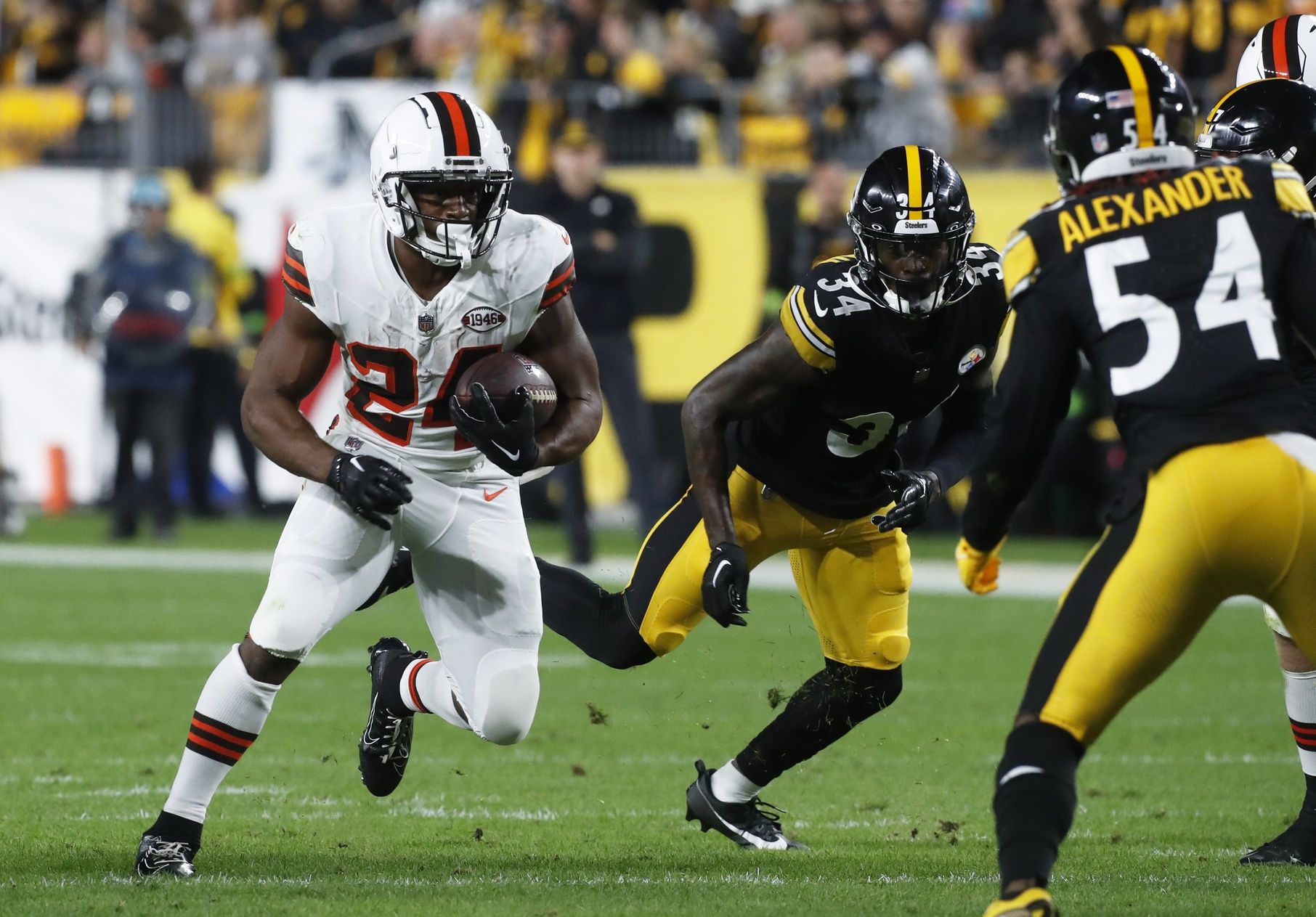 Cleveland Browns RB Nick Chubb (24) runs the ball against the Pittsburgh Steelers.